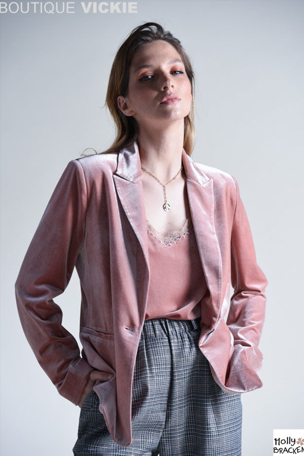 Live toute en féminité: MOLLY BRACKEN